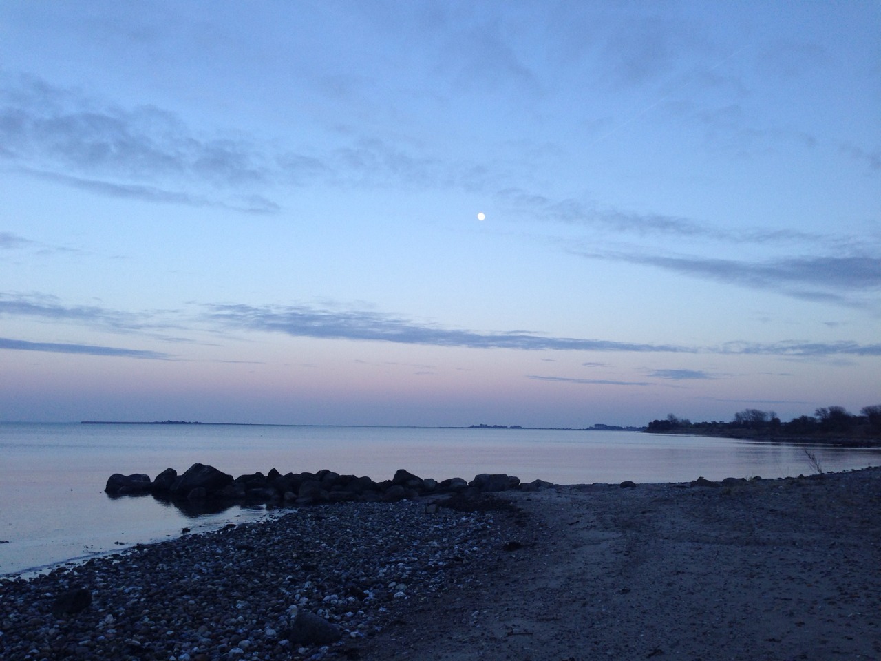 insleepdreamsarereal:  Walking at the ocean 