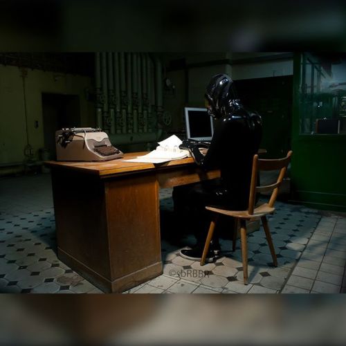 It’s getting late at work, so much paperwork to do. photo: @photographie.by.sarah . . . . #lat