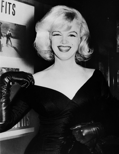 beauvelvet: Marilyn Monroe attending the premiere of The Misfits, 1961.