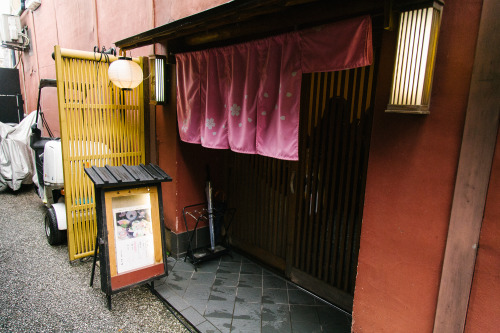 A gem in Nakagyō-ku to Rokuon-ji.Canon 5D & 24-105mm f/4L. Dec, 2016.