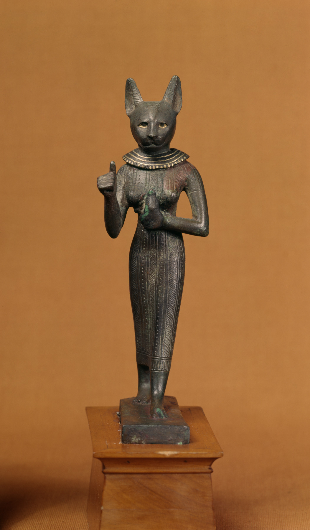 hashbrowncatsandketchup:  kittygoddesspurr:  lionofchaeronea:  Standing statuette