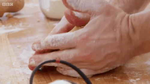 Celebrity Bake Off With Michael Sheen And His HANDS
