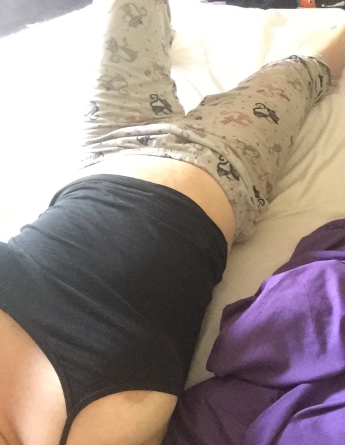 intriguedsub:  I woke up this morning and saw I was tagged by the amazing, theycallmenaughtygirl and bigdaddyred4 to stop, drop, and selfie. Of course I’d see it while I’m still in bed. Sheesh. So here you guys go; no filter, no bra, and in my kitty