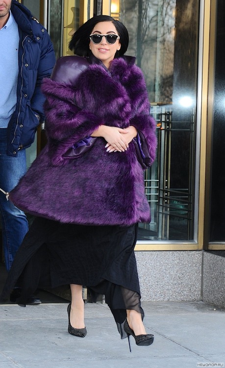 gagafanbase:  Lady Gaga leaving her apartment in NYC, 02/16.  She is hiding her left hand, so doesn’t want to show us her engagement ring yet.