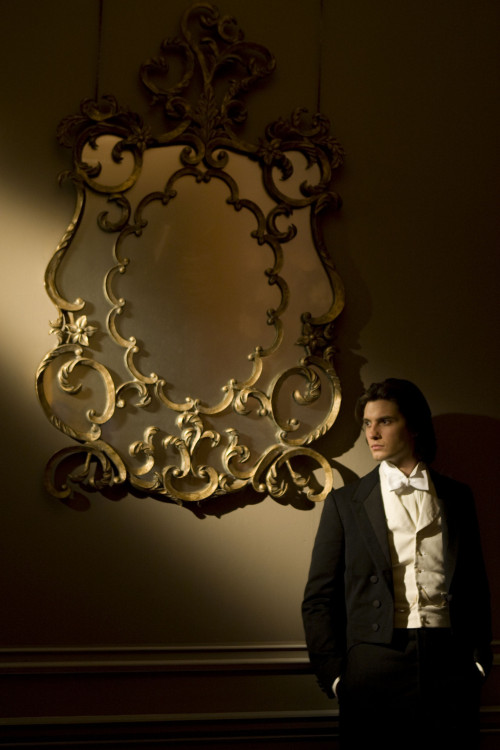 cccartwheelsinyourhonour:Ben Barnes as Dorian Gray (2009)  Awesome.novel