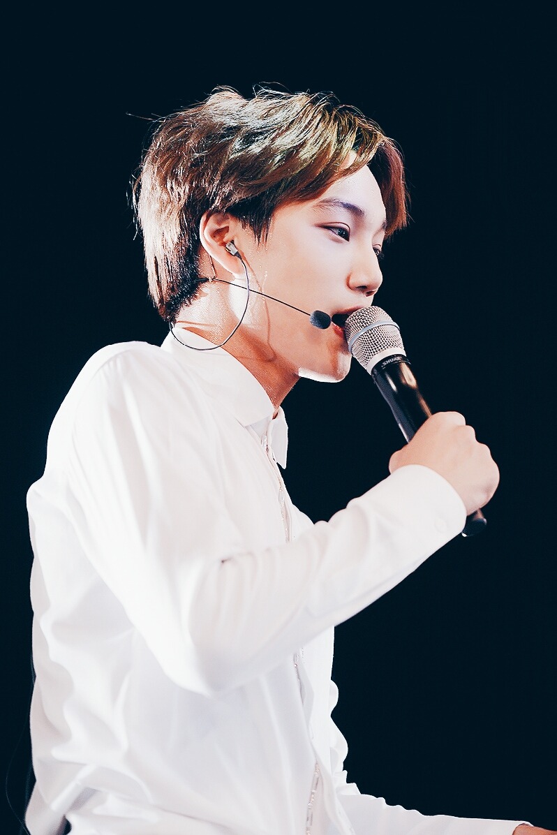 kimjonginimnida:   please stop eating the mic, jongin. 