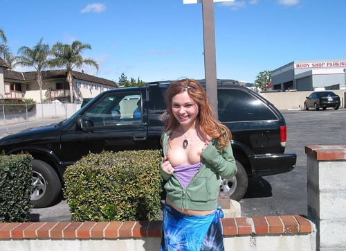 girlsgoingcommando3:  Cutie flash