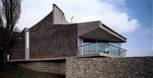 elarafritzenwalden:  Cabaní HouseCastellar de N’Hug, Barcelona province, Spain; 1992-94 Eduard Bru, Jaume Arbona, Antoni BalaguéJordi Bernadó (photographer) Taken from “Quaderns d’arquitectura i urbanisme, 216” (1997)