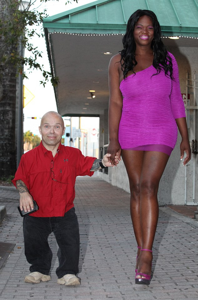 pilgrimkitty:  flyandfamousblackgirls:The 4-foot-4 heavyweight-lifting champ holds