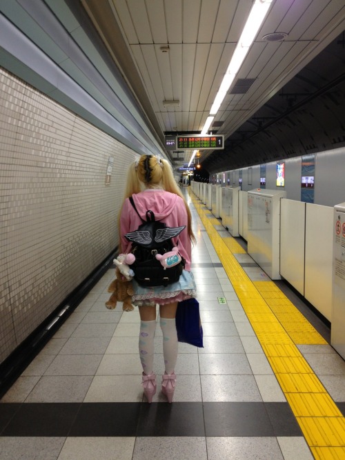 Sex glaceon:  Waiting for the subway in Tokyo pictures