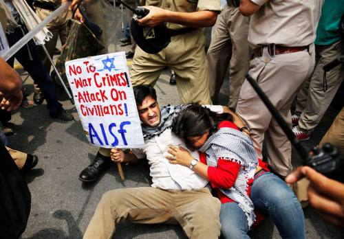xthegirlwithkaleidoscopeeyesx:SYMPATHY PROTEST FOR GAZANS: Indian police detain activists protesting