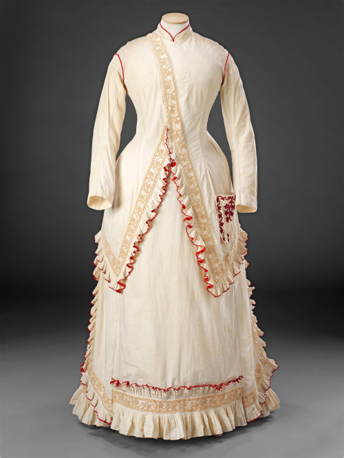 fripperiesandfobs:Day dress, mid-1870′sFrom the John Bright Historic Costume Collection