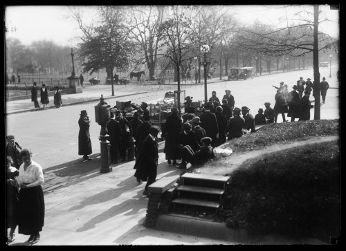 1915-1923. “Street vendor, Washington, D.C." Harris & Ewing Collection, Library of Co