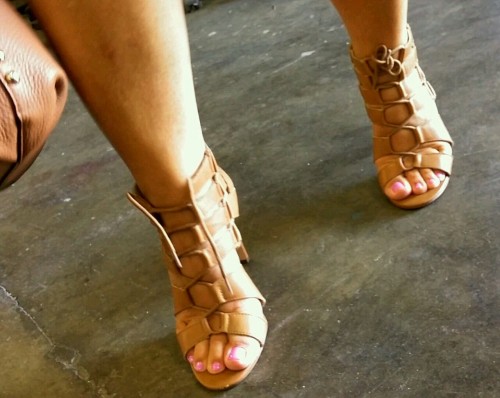 sweetcandidfeet: Sexy designer in heels