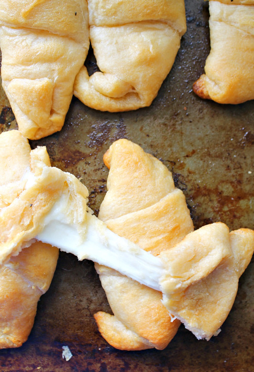 verticalfood:Cheesy Garlic Crescent Rolls