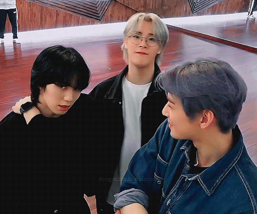 dongm1ns:  cuties chilling before dance practice