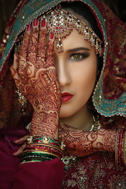 fashionhunter333:  one eyes  by Gaaneet