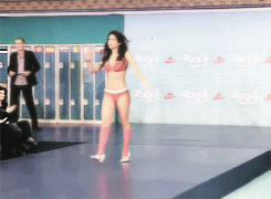  Mel Fronckowiak representa o Brasil em concurso estrangeiro, sambando. 