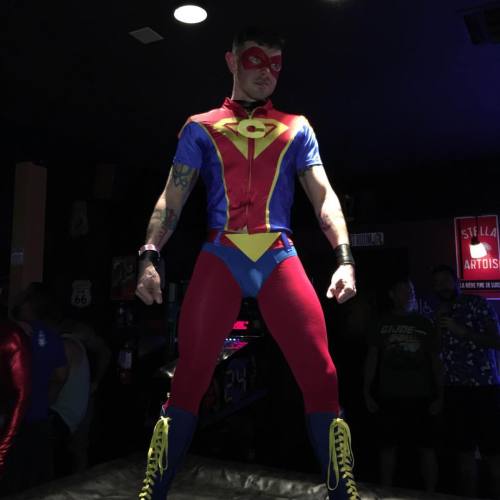 thesidekink:  gaycomicgeek:  Hey, someone took a good pic of me up there being all heroic. #gaygeek 