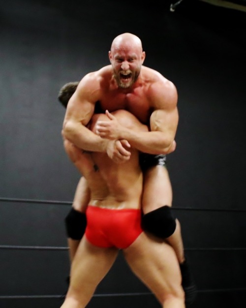 lovesjobbers: misterwoodtoyou: Brute (6'2&quot;, 265 lbs) vs Cason (6'1&quot;, 235 lbs) in R