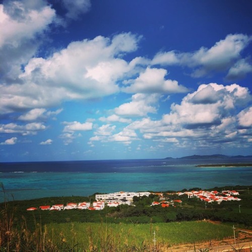 南の島です。青い海と青い空。ここは間違いなく南の島。#小浜島 #旅スタグラム #国内旅行 #離島 #八重山 (沖縄県 小浜島)https://www.instagram.com/p/BtLBtI
