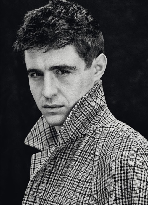 itsdarkinsidee25: Max Irons photoshoot para Esquire Singapur (marzo 2020) Via | Via 