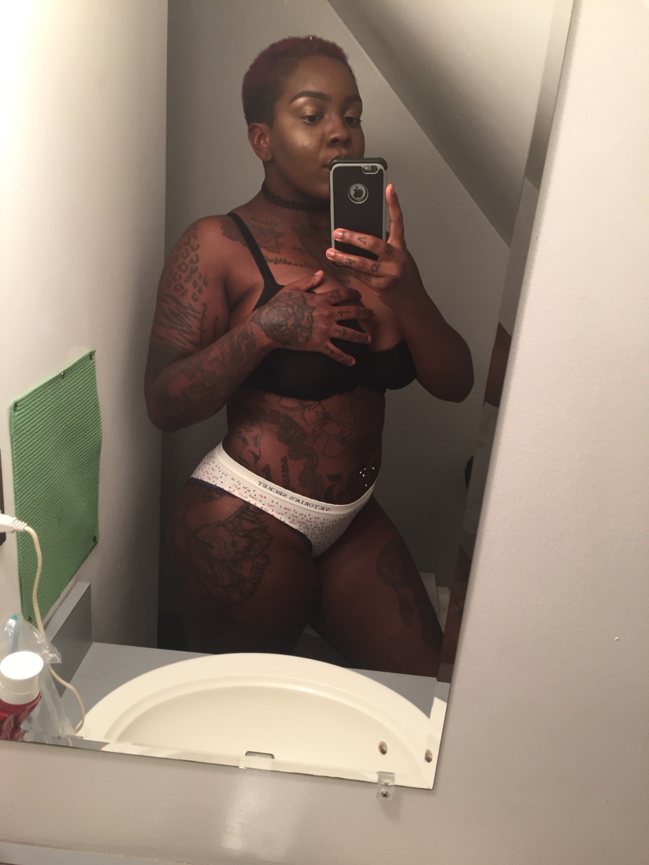 insecure-beautyy:  Chubby bellies and tattoos are the best.  👑