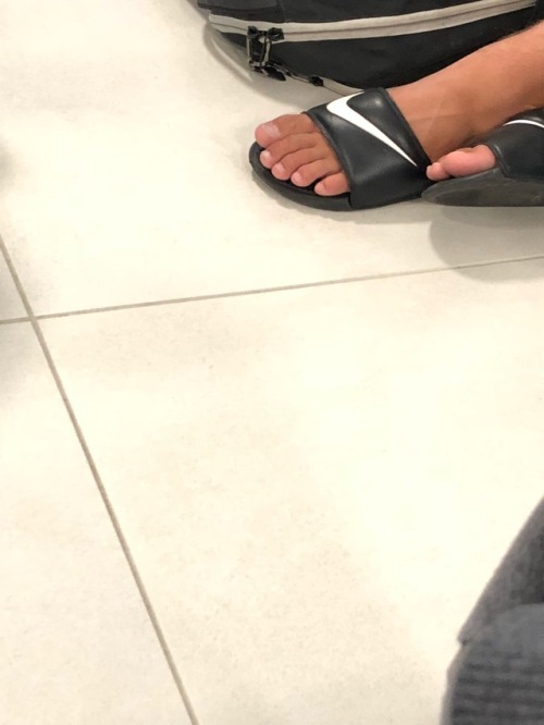 boyfeet17:HUGE amazing feet at the airport. I almost complimented him on them but I couldn’t.Please 