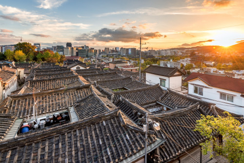 Autumn sunset in Bukchon Hanok Village. Get SEOUL Magazine (iOS, Android)