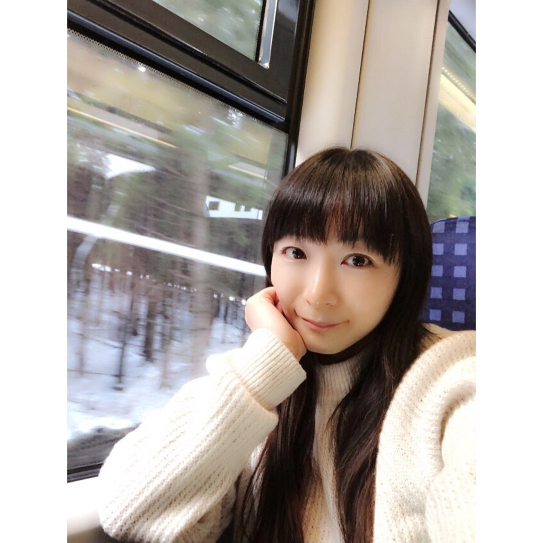 hadouken33ver-2:  yuihorie_official冬休みドイツスペシャル♪ドイツの車窓から…ということで、電車の中で自撮りの写真♪あと、自撮りをしているところを今野さんが撮ってくれた写真です♪窓からの眺め、本当に素敵でした〜♪お家萌え♪