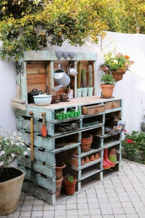 Check out this pallet potting bench! DIY project for the weekend anyone?