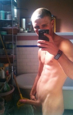 ladzone:  THE IS THAT A BATHROOM OR A BROOM CUPBOARD SELFIE !!!