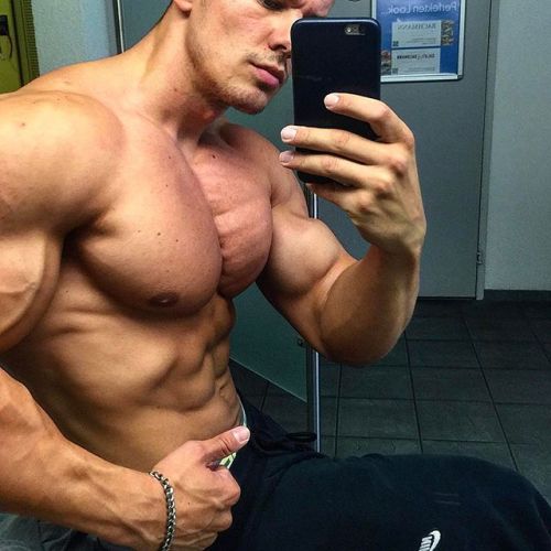 beautifulyoungmuscle:  Enis Rexhepi: bountiful biceps (and everything else)!
