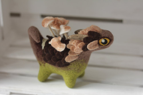 andigreyscale:sosuperawesome:Felt dragons by shyshyru on EtsyThese are adorable. Had to share!