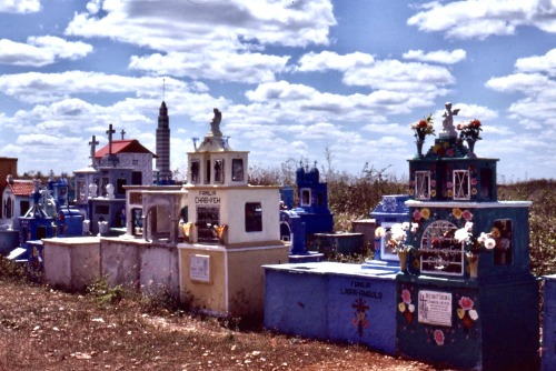 Tres vistas de un cementerio yucateco, cerca de Mérida, 1980.