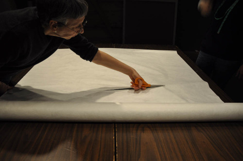 Chief Conservator Esther Méthé and conservation intern Annaïck Keruzec are rehous