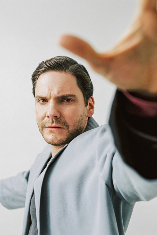 magsam:When asked which language he prefers acting in, Spanish-German actor Daniel Brühl jokingly pa