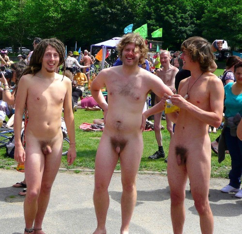 nu-en-groupepublic-nudity:  Pour tous les gouts 