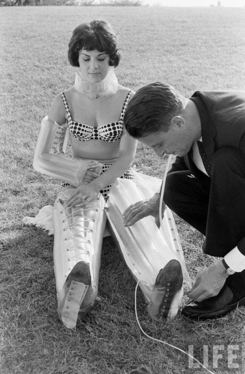 Demonstration of air splints(Francis Miller. 1962)