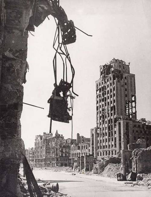 The ruined Napoleon Square and the Prudential Building (Warsaw, 1949).