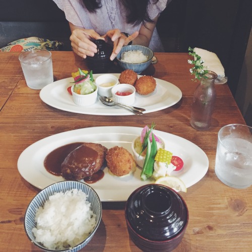 こんばんわ、2017年。 去年はいろいろと好きなことばかり(食べ物やコーヒー)していて、ついには淹れれるようになって！ 一緒に教室へ通った彼女は私のずっと憧れ。 フワフワしているけど、芯のある人です。