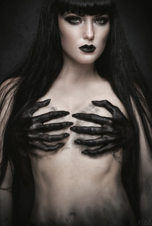 z0mbi3-s0krat3s:  Dark gothic visions From ->  FlexDreams   