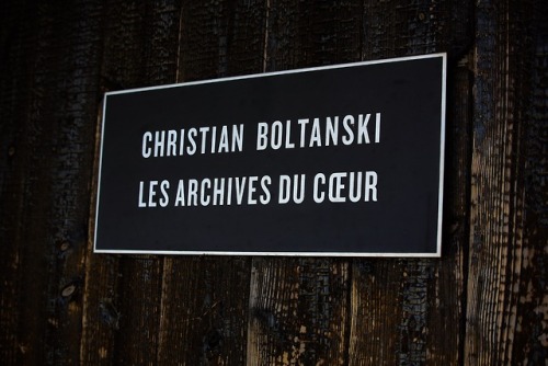 “Les Archives du Coeur” est la deuxième installation de Christian Boltanski, située sur 