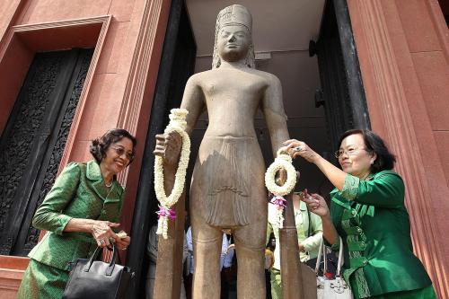 France has returned to Cambodia the severed head of the statue of a Harihara (Vishnu and Shiva joine