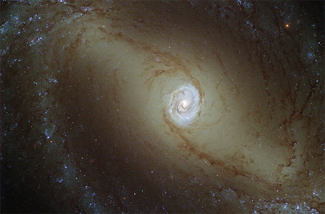 zubat:  NASA/ESA’s Hubble Space Telescope observes the center of the galaxy NGC