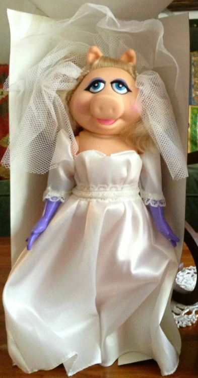 In 1989, Direct Connect produced a set of “Miss Piggy Fantasy Dress-up” dolls. The fashi