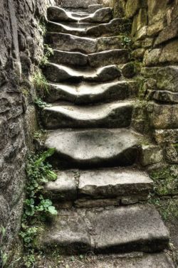 korki12:  wasbella102:  Used and worn stairs.  How many weary feet? 
