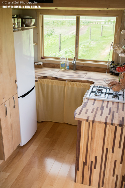 tinyhousetown:  The Pequod tiny house A 208 sq ft home shared by a family of four  