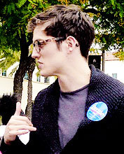 alfred-enoch:  Daniel in glasses supporting Bernie Sanders   (๑♡⌓♡๑) 