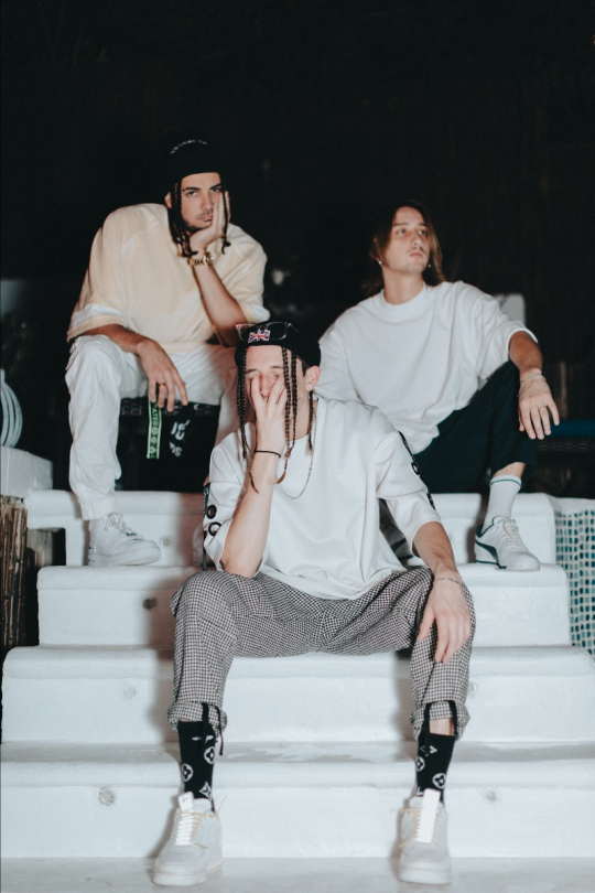 News Chase Atlantic Sign To Fearless Records Share Trap Heavy Single Out The Roof The Noise - friends chase atlantic roblox id